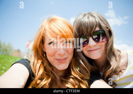 Stati Uniti d'America, Utah, Salt Lake City, due giovani amici di sesso femminile in posa per ritratto Foto Stock