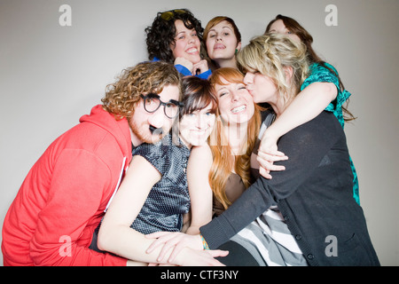 Stati Uniti d'America, Utah, Salt Lake City, gruppo di giovani in party mood in posa insieme per ritratto Foto Stock