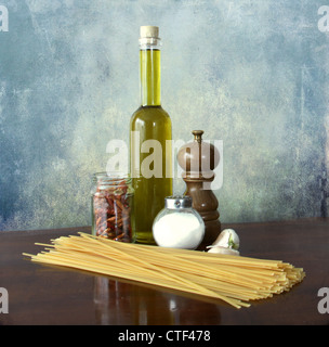 Cibo mediterraneo:l'olio, l'aglio,chili tagliatelle Foto Stock