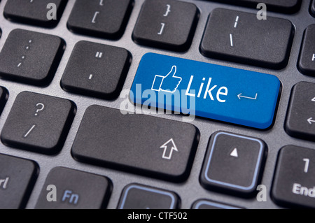 Un messaggio simile sulla tastiera invio per i social media i concetti. Foto Stock