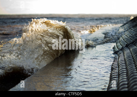 Onde che si infrangono sulla parete del mare Foto Stock