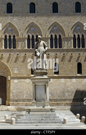 L'Italia, Toscana, Siena, Banca Monte dei Paschi di Siena, Palazzo Salimbeni con una statua del canonico Sallustion Bandini Foto Stock