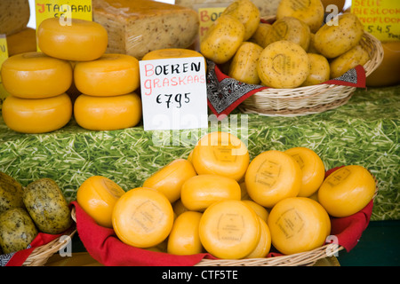 Il mercato dei formaggi in stallo Gouda, Paesi Bassi Foto Stock