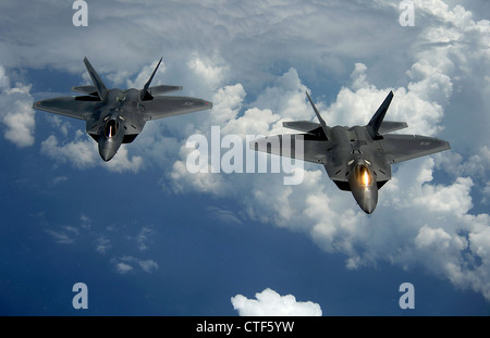 Due US Air Force F-22 Raptor Fighter Aircraft volare dietro in formazione Luglio 10, 2012 su base comune Andrews, Maryland. I rapaci è il nuovissimo aeromobile nella Air Force flotta. Foto Stock