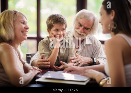 La famiglia felice con mio marito, moglie e figli, nonno e la nonna la scelta di cibo e bevande nel bar Foto Stock
