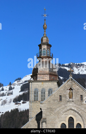 Torre della chiesa di Notre Dame de l'Assomption in inverno, Grand-Bornant, Francia Foto Stock