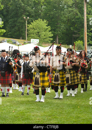 Ammassato le bands pronte a scendere in campo a Scottish Highland Festival Blairsville Georgia. Foto Stock