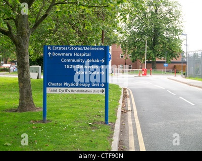 Segni di dare indicazioni per vari servizi sul sito della contessa di Chester ospedale di Chester. Foto Stock