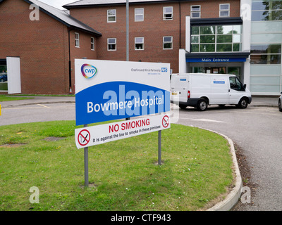 Segni di dare indicazioni per vari servizi sul sito della contessa di Chester ospedale in Chester.incluso il Bowmere Foto Stock