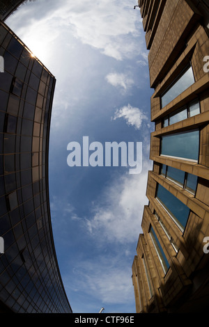 Anni Settanta architettura in Bradford City Centre, la stazione di polizia e diritto di Bradford corte. Foto Stock