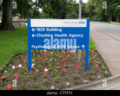 Segni di dare indicazioni per vari servizi sul sito della contessa di Chester ospedale in Chester Foto Stock