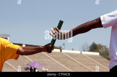 Due via atleti praticanti baton exchange Foto Stock