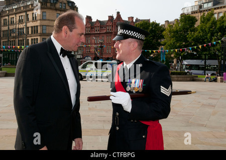 West Yorkshire Police CHIEF CONSTABLE Sir Norman Bettison parla di cerimoniale di sergente Foto Stock