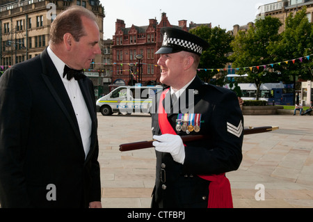 West Yorkshire Police CHIEF CONSTABLE Sir Norman Bettison parla di cerimoniale di sergente Foto Stock