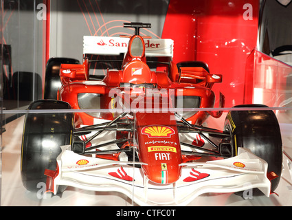 Ferrari Formula One racing car sul display all'interno di un negozio di Marina Bay Sands in Singapore. Foto Stock