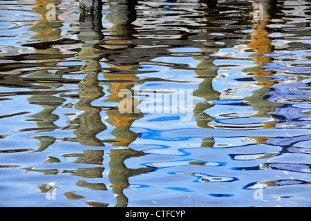 Riflessioni in acqua in un marina, Venezia, Florida, Stati Uniti d'America Foto Stock