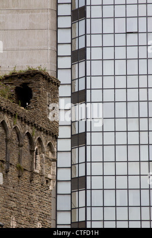 Vecchio e gli edifici moderni sono giustapposti in Swansea City Centre. Il centro della città è stata pesantemente distrutta dai bombardamenti durante la seconda guerra mondiale. Foto Stock