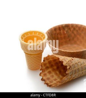 Coppe di wafer per la Gelateria su sfondo bianco Foto Stock