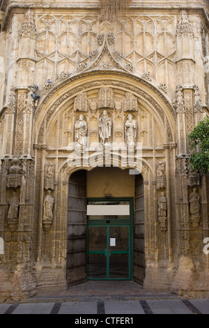 Archway facciata Isabelline in stile gotico dal 1512 dell'Ospedale di San Sebastian a Cordoba, Spagna. Foto Stock
