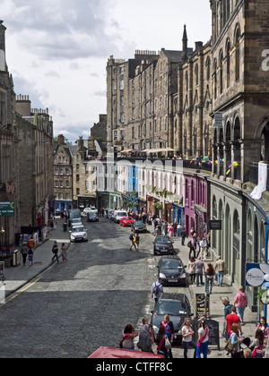 Victoria Street che conduce a Grassmarket nel centro di Edimburgo in una trafficata luglio sabato Foto Stock