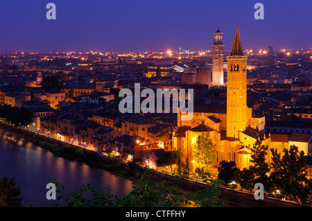 Verona. Chiesa di Santa Anastasia e Torre de Lamberti al tramonto. Fiume Adige. Veneto. L'Italia. Europa Foto Stock