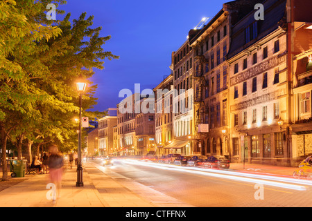 Rue de la commune, Vieux Montréal Foto Stock