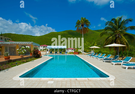 Caribbean West Indies Nevis Mount Nevis Hotel piscina relax tropicale vista montagna con piscina di lusso Foto Stock