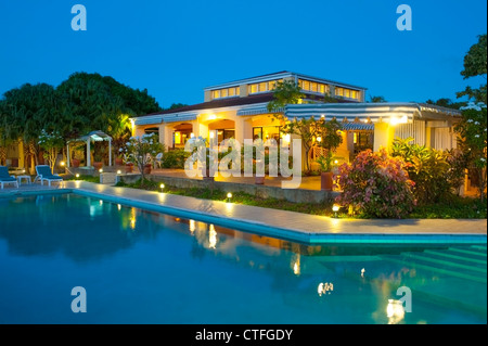 Caribbean West Indies Nevis Mount Nevis Hotel ristorante a bordo piscina la sera al crepuscolo Foto Stock
