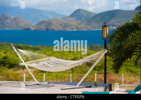 Caribbean West Indies Nevis Mount Nevis Hotel - Amaca presso la piscina con una vista di Saint Kitts Foto Stock