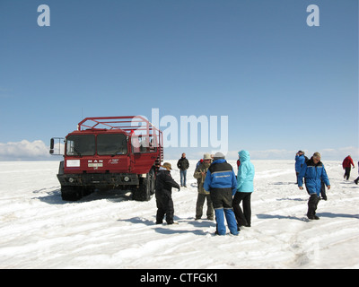 Specialmente adattato uomo neve carrello porta i visitatori su Langjökull (ghiacciaio lungo), western Islanda, Isola, Atlantico del Nord, Europa Foto Stock