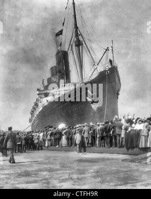 LUSITANIA arrivando in N.Y. per la prima volta, 13 Settembre 1907: bow & portside vista al dock; folla accogliente Foto Stock