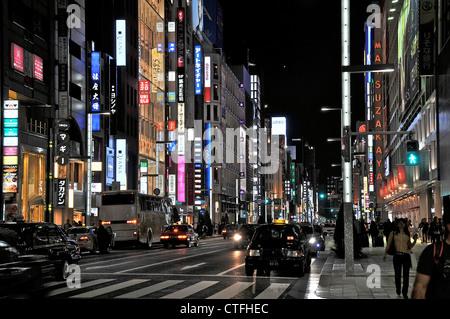 Scena di strada di notte Ginza Tokyo Giappone Asia Foto Stock