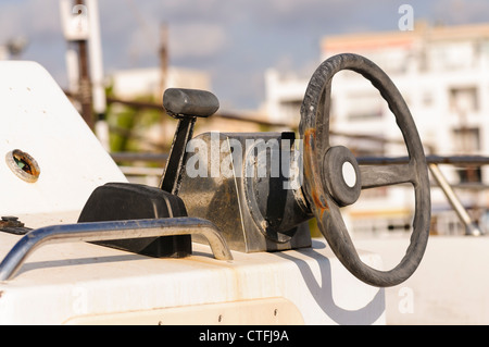 Vecchio e consumato il volante e la farfalla su una piccola barca da pesca Foto Stock