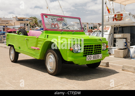 Citroën Méhari off-road jeep in verde fluorescente e rosa. Corpo è realizzata in plastica ABS. Chassis da 2CV. Foto Stock