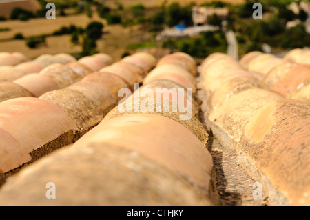 Guardando verso il basso dalla parte superiore di un tipico spagnolo in piastrelle di terracotta da tetto a terra belowg Foto Stock