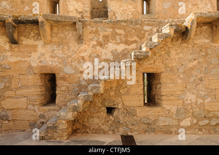 Le scale di pietra che conduce fino alle mura e bastioni a Capdepera Castello, Mallorca/Maiorca Foto Stock