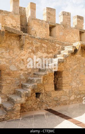 Le scale di pietra che conduce fino alle mura e bastioni a Capdepera Castello, Mallorca/Maiorca Foto Stock