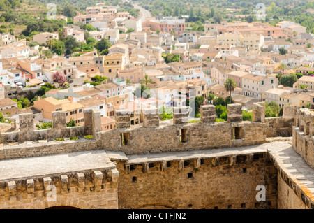 Mura e bastioni a Capdepera Castello con il villaggio giù di sotto, Mallorca/Maiorca Foto Stock