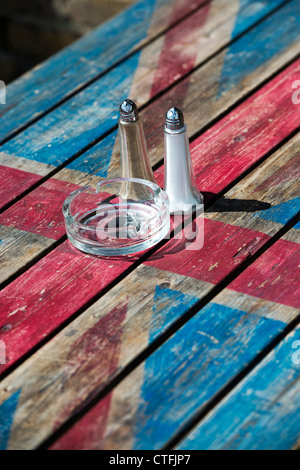 Unione Jack cafe tavolo in legno con i condimenti. Il mercato di Camden. Londra Foto Stock