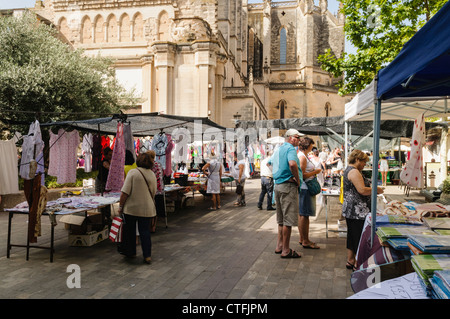 Le bancarelle del mercato intorno al Duomo in Manacor, Mallorca/Maiorca Foto Stock