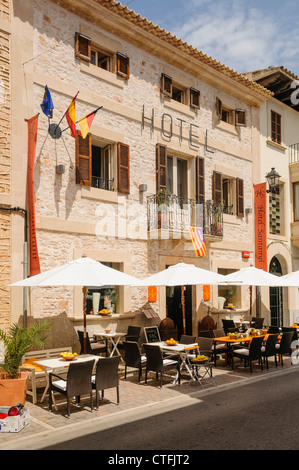 Outdoor tavoli da pranzo in un ristorante Santiyani, Mallorca/Maiorca Foto Stock