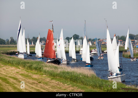 I Paesi Bassi, Hommerts, barche a vela nel canale chiamato Jelte fosso Foto Stock