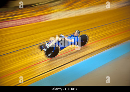 I Paesi Bassi, Apeldoorn, ciclo stadio denominato Omnisport. Recumbent bicicletta. Ex detentore del record mondiale di Bram Moens. Foto Stock