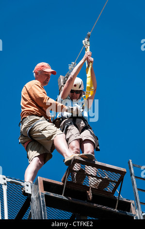 Donna sulla zipline, Vertice Chateau Lodge, Brian Head, Utah. Foto Stock