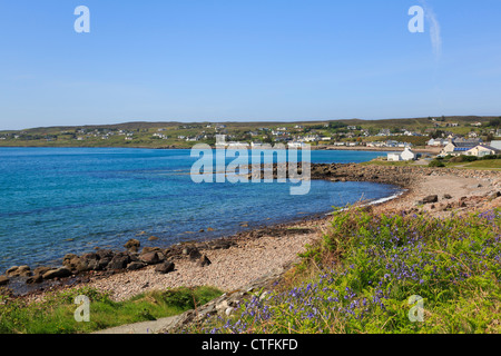 Vista di Strath villaggio sul Loch Gairloch su northwest Highlands costa. Gairloch, Wester Ross, Ross and Cromarty, Scotland, Regno Unito Foto Stock