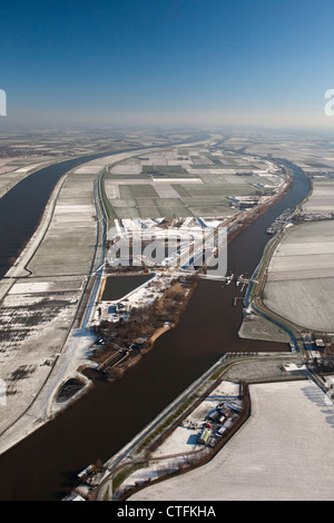 Paesi Bassi, Waalwijk, Overdiepse polder, camera per il River Project, inverno, il gelo. Aziende agricole ricostruita sul tumulo. Antenna. Foto Stock
