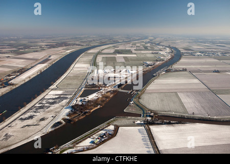 Paesi Bassi, Waalwijk, Overdiepse polder, camera per il River Project, inverno, il gelo. Aziende agricole ricostruita sul tumulo. Antenna. Foto Stock