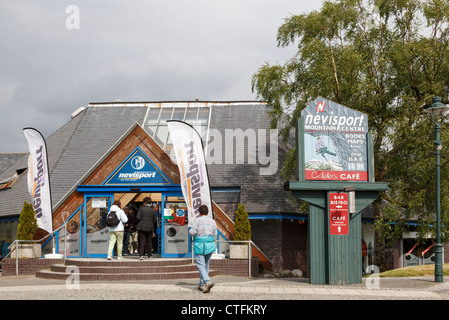 Nevisport centro montano outdoor equipment shop e Cobbs cafe a Fort William, Inverness-shire, Highland, Scozia, Regno Unito, Gran Bretagna Foto Stock