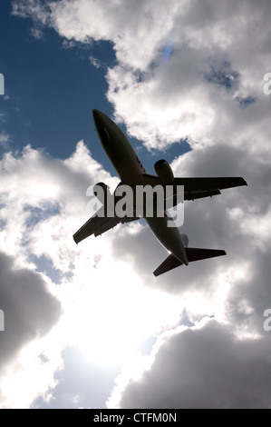 Bmi Baby Boeing 737 stagliano parzialmente nuvoloso sky Foto Stock