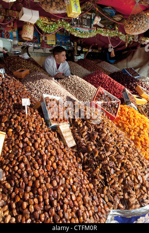 Il Marocco Marrakech chiamato Piazza Djemaa El Fna. Dadi e frutti secchi venditore. Foto Stock